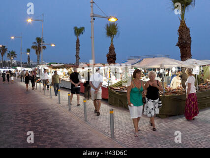 Chypre, Kato Paphos, banque, promenade, vente de souvenirs, touristiques, crépuscule, Banque D'Images