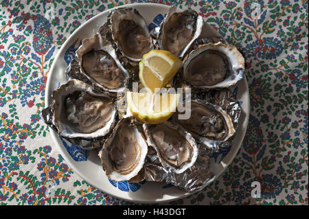 Des huîtres au citron, Côte Atlantique, France Banque D'Images