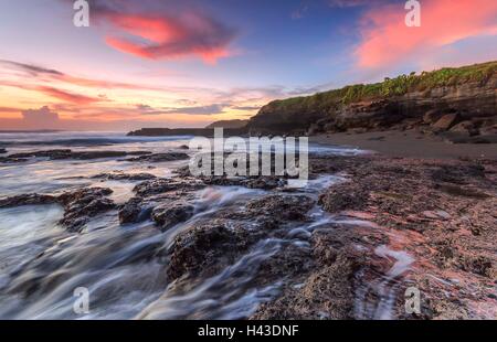 Melasti beach au coucher du soleil, Bali, Indonésie Banque D'Images