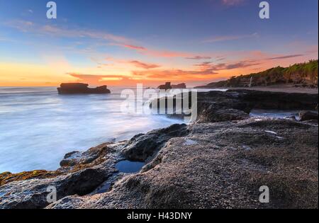 Melasti beach au coucher du soleil, Bali, Indonésie Banque D'Images