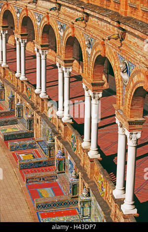 Arcades et carreaux décoratifs, Plaza de España, Séville, Andalousie, Espagne Banque D'Images