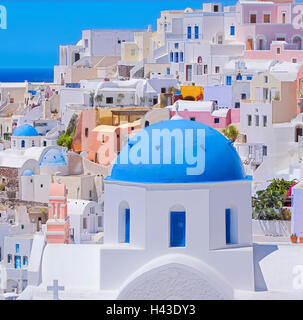 Église orthodoxe et maisons colorées, Oia, Santorini, Cyclades, Grèce Banque D'Images