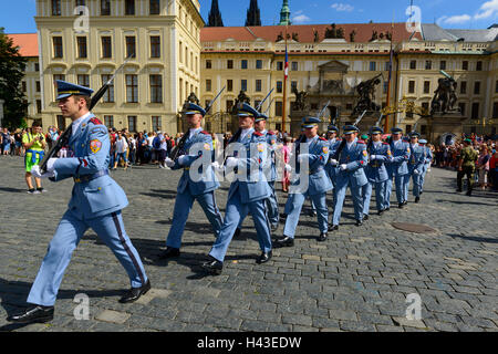 Relève de la garde, le château de Prague, Hradcny, quartier du château, Prague, République Tchèque Banque D'Images