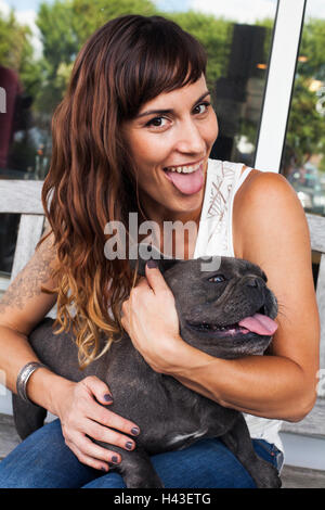 Caucasian woman imitant le chien avec la langue, Banque D'Images