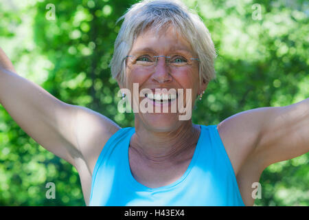 Smiling Caucasian woman celebrating outdoors Banque D'Images