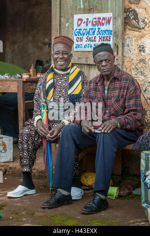 Deux hommes assis sur un banc au marché, Fundong, Région du Nord-Ouest, le Cameroun Banque D'Images