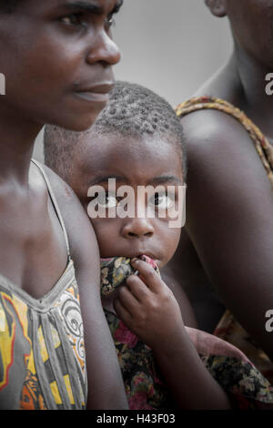 Femme et enfant Pygmée, peuple de Baaka, ou Baka, ou Ba'aka, Grand Batanga, Région du Sud, Cameroun Banque D'Images