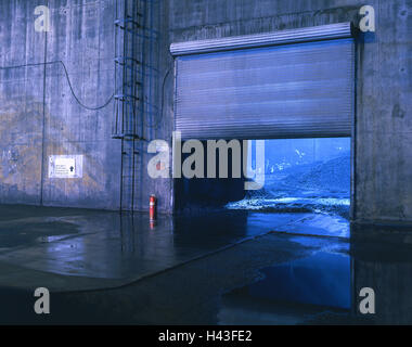 Près de la porte de garage de flaques de nuit Banque D'Images