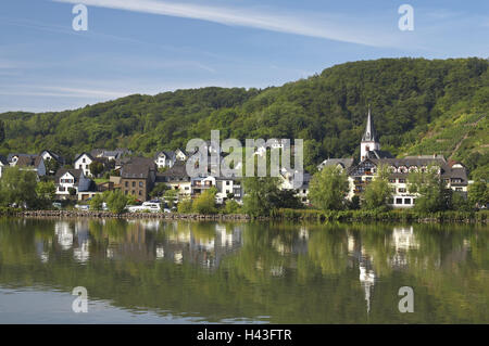 Allemagne, Rhénanie-Palatinat, Löf, vue locale, Moselle, région viticole, viticole, le tourisme, la destination, les maisons, les bâtiments, l'architecture, église, clocher, la mise en miroir, surface de l'eau, colline, été, Banque D'Images