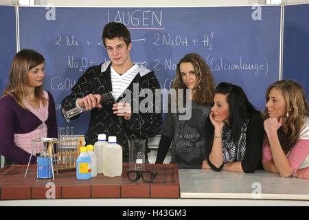 L'école, leçons, sciences naturelles, chimie, groupe scolaire, Banque D'Images