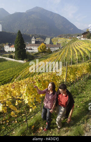 Couple, randonnée, vignoble, Neustift Abbaye, Brixen, Tyrol du Sud, Italie, Banque D'Images