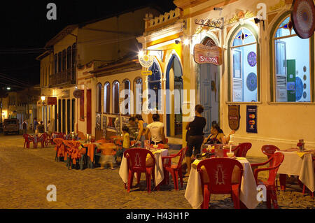 Brésil, Bahia, Lencois, place de l'hôtel de ville, terrasse, bar, des gens, à l'extérieur, le soir, le modèle ne libération, l'Amérique du Sud, scène de rue, Architecture, bâtiment, magasins, restaurants, restaurants de rue, high street, centre-ville, le tourisme, la personne, l'éclairage, feux, gastronomie, Banque D'Images