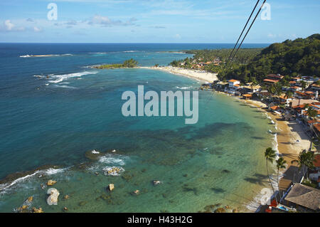 Brésil, Bahia, île de Morro de Sao Paulo, vue sur ville, de hêtres, de plages, de mer, de l'Amérique du Sud, destination, tourisme, plage de sable, plage, vacances, vacances palm beach, sunny, à l'extérieur, l'eau, vue, horizon, Banque D'Images