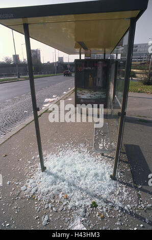 Tchèquia, arrêt de bus, du verre brisé, le vandalisme, la ville, capitale, arrêter, déserte, cassée, émeute, vitre, verre, brisé, détruit, destruction fury, destruction, détérioration, éclats de verre, verre incassable, Banque D'Images