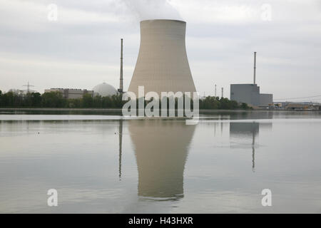 Allemagne, Bavière, de l'alimentation Brook, nuclear power plant l'Isar, réservoir, réflexion, Bavarois, centrale nucléaire, tour de refroidissement, réacteur, bâtiment réacteur, cheminée, bain à vapeur, vapeur, fumée, lac, eaux, EON, la production courante, l'énergie nucléaire, la production d'électricité, Banque D'Images