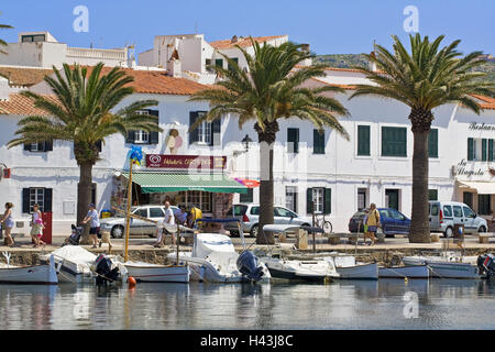 L'Espagne, les îles Baléares, l'île de Minorque, Fornells, terrasse, promenade, port, bottes, Banque D'Images