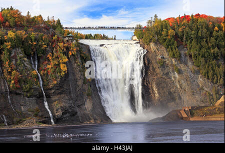 Chutes Montmorency et pont en automne avec des arbres, Québec, Canada Banque D'Images