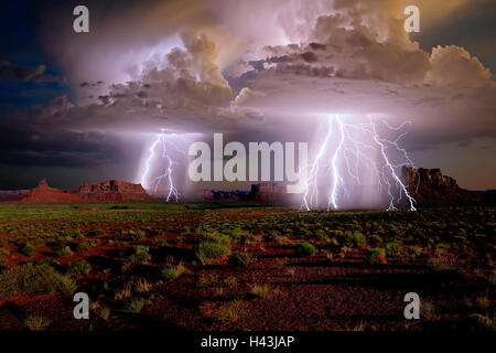 Tempête de foudre, Valley of the Gods, Utah, États-Unis Banque D'Images