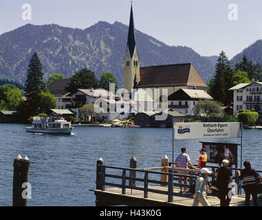 L'Allemagne, la Haute-Bavière, à Rottach-Egern, embarcadère, touristes, Tegernsee, Allemagne du Sud, Bavière, la destination, le lieu d'intérêts, attraction touristique, excursion en bateau, excursion en bateau, bateau, pont, investisseurs, jetée en bois landing stage, de la construction, de l'église, stee Banque D'Images