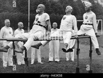 Allemagne, Berlin Neukölln, club de gymnastique, l'équipe gériatrique, tournoi seniors, lingots, b/w, terrain de sport, sport, Sport club, club, tournois, concours, Gymnastics Club Jahn 1865, Senior citizen's squad, personne, gymnaste, sportif, la gymnaste s Banque D'Images