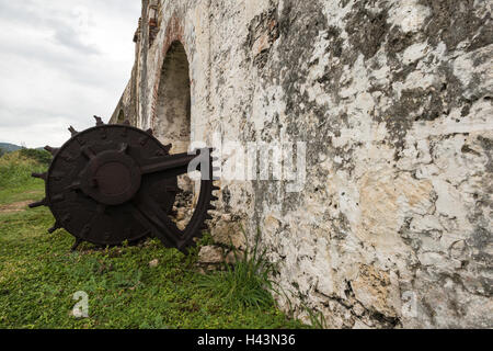 Fer à repasser ancien outil situé à côté de la roue d'un ancien aqueduc de Montego Bay, Jamaïque Banque D'Images