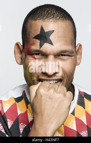 Fan de football, Manly, la peau sombre, fist, morsure, geste, modèle, portrait, studio de beauté, parution, personne, homme, football, championnat du monde, championnat du monde, la nationalité, le Sud, l'Afrique, l'homme, nigériane, cut out, l'Allemagne, l'Bemahlung, ventilateur, football jersey, Banque D'Images