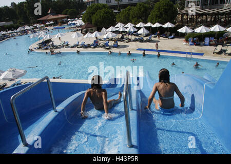 La Turquie, Belek, l'hôtel Magic Life sirene, Imperial, de l'eau glisser de l'enfant, fille, deux, vue de dos, Destination, destination de vacances, vacances, tourisme, Repos, loisirs, loisirs, temps ensoleillé, plaisir, plaisir de l'eau, aire de glisse, personne, aucun modèle libération, les enfants Banque D'Images