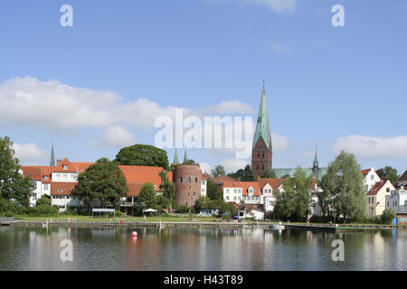 Allemagne, Schleswig - Holstein, Lübeck, Aegidienkirche, Crow, étang Banque D'Images