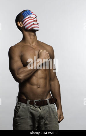 Fan de football, Manly, la peau sombre, partie supérieure du corps, du visage peinture, USA flag, modèle sorti, beauté, studio, personne, homme, football, championnat du monde, championnat du monde, la nationalité, l'homme, découpé, ETATS UNIS, Bemahlung, ventilateur, multiculturelle, se Banque D'Images