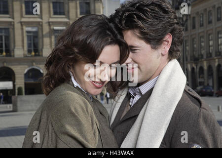 Jeune couple, sourire, heureux, portrait, gondolé, France, Paris, l'espace, à l'extérieur, personnes, homme, femme, amants, amour, tombe amoureux, de partenariat, de confiance, de murmures, de brun, d'écharpe, côte à côte, l'arrière-plan, bâtiment, Banque D'Images