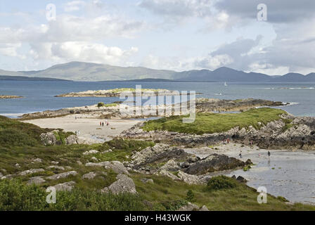 Kerry, Munster, Irlande, Iveragh, la baie de Derrynane, national Derrynane, parc historique, plage de sable, des îles, des paysages, vue panoramique, plage, port, littoral, mer, ciel, cloudies, vue, personne, touristiques, parc national, Banque D'Images