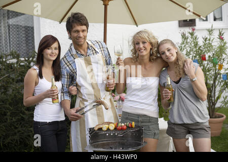 Garden party, man, grill, femmes, boire, Banque D'Images