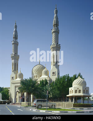 Emirats Arabes Unis, Dubaï, la mosquée de Jumeirah, à l'extérieur, VAE, ville, ville, partie Jumeirah, mosquée, tours, twin's minaret, dômes, de la structure, au souffle, de couleur ivoire, d'architecture moderne, style, tradition Fatimiden, réplique, bâtiment, Eglise, foi, religion, l'Islam, point d'intérêt, tourisme, destination, rue, voiture, arbres, palmiers, déserte, Banque D'Images