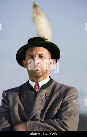 L'Allemagne, la Bavière, l'homme, chemise traditionnelle, sérieusement, la moitié portrait, Haute-Bavière, personne, bavaroise, barbe, trois jours, la barbe, barbu, soins chemise traditionnelle hat, coiffures, d'aigle, hat bijoux, Joppe, veste, chemise, veste traditionnelle chemise traditionnelle de montagne, super, bavarois bavarois, vêtements, traditionnellement, riche en traditions, l'auto-assurance, geste, difficile, critique, à se tenir debout, à l'extérieur, Banque D'Images