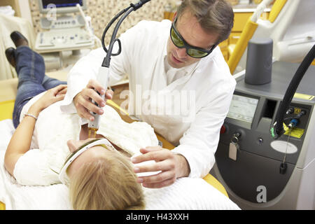 Médecin, la pratique, la thérapie au laser, anti-âge, femme, jeune, traitement facial, modèle libéré, Banque D'Images