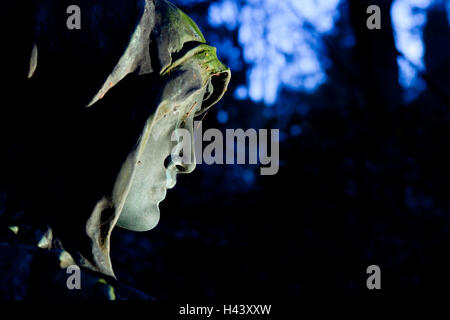 Cimetière, tombeau figure, crépuscule, medium close-up, détail, pierre tombale, tombe, icône, deuil, décès, démission, BT, statue, figure, pierre, figure de pierre, femme, regarder, side view, lumière, ombre, arbres, soir, nuit, terriblement, mystérieusement, le bois, l'obscurité, de la voie, Banque D'Images