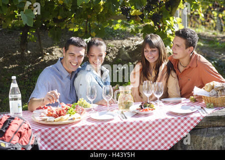 Des couples, deux, marcher, se reposer, s'arrêter, couverts de table, Tyrol du Sud, Brixen, Italie, Banque D'Images