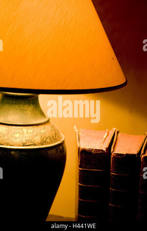 Coin lecture, commode, books, lampe, close-up, détail, Banque D'Images