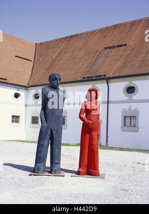 L'Allemagne, en Bavière, à Benediktbeuern, cour du cloître, sculptures, Allemagne du Sud, Haute-Bavière, cloître, cour intérieure, exposition, art, moderne, les figures en bois, plastiques, de figures en bois, en même temps, homme, femme, bleu, rouge, à l'extérieur, déserte, sculpture, Banque D'Images