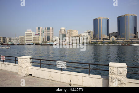 VAE, Dubaï, vue sur la ville, des tours, Deira Twintowers, capital, à l'extérieur, l'architecture, la structure, l'immeuble de bureaux, des tours d'immeubles de bureaux, bâtiments, port, point d'intérêt, d'horizon, en arabe, rivière, fleuve, destination, ville, promenade, garde-corps, Banque D'Images