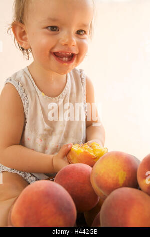 La pêche, manger, rire, heureux, de couleurs vives, enfant, bébé, développement, indépendamment, de fruits, fruits, pêches, frottis, innocence, s'asseoir, gai, insouciant, fun, le CMV, le CMV, little milkteeth ouvertement, amuse, bien sûr, des filles, de l'alimentation, la santé, l'été, Banque D'Images