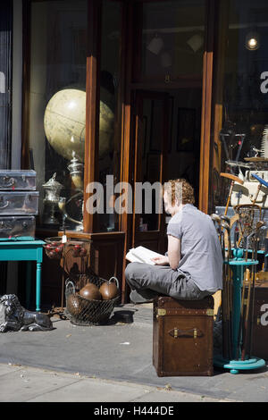 La Grande-Bretagne, l'Angleterre, Londres, Notting Hill, Portobello Road, art classique, l'entreprise gamme d'entrée, l'homme, vue de dos, Banque D'Images