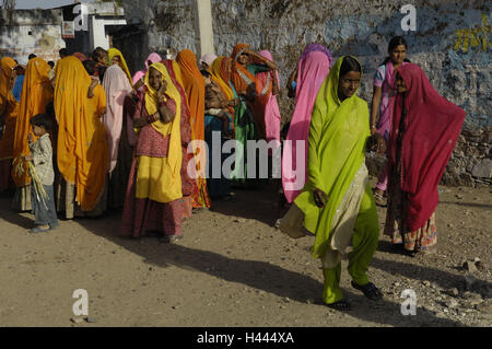 L'Inde, Rajasthan, Pushkar, des femmes, des saris, de couleurs vives, le modèle ne libération, Banque D'Images