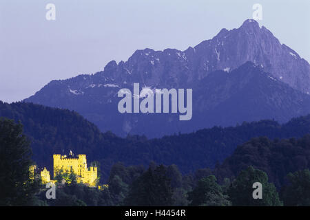 L'Allemagne, en Bavière, à l'Est de l'Allgäu, à pieds, château du haut de la région de Swan, illuminateds, soir, Allgäu, Swan's région, structure, point d'intérêt, serrure Swan's région, destination, lumière, nuit, montagnes, Banque D'Images