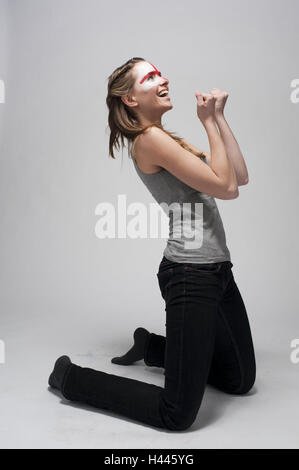 Fan de football, les jeunes, s'agenouiller, ils applaudissent, side view, gens, femme, ventilateur, brunette, jouer du visage, les gestes, les poings, la joie, l'enthousiasme, l'émotion, l'exaltation, cohave d'une fièvre, d'amusement, drapeau, look, greasepaint, fan de peinture, de l'Angleterre, Angleterre ventilateur peinture, world championship Banque D'Images