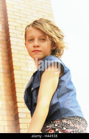 Les cheveux blonds et les yeux bleus tween femelle dans le soleil Banque D'Images