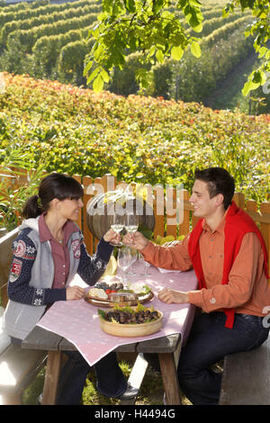 Couple, jeunes, wineglasses, lever le verre, le vignoble, le Tyrol du Sud, Italie, à l'extérieur, Banque D'Images