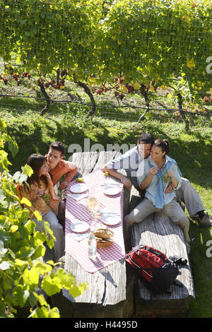 Des couples, deux, la marche, le repos, la vigne, couverts de table, Tyrol du Sud, Brixen, Italie, Banque D'Images