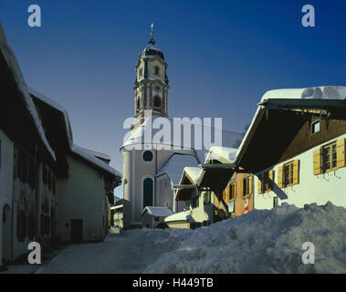 L'Allemagne, la Haute-Bavière, Mittenwald, église Saint Pierre et Paul, d'une terrasse, de la lutherie, musée de la neige, de l'Allemagne du Sud, Bavarois, paroisse de Werdenfels, place, église, sacré, la construction, la foi, la religion, le christianisme, la saison, l'hiver, l'hiver, neige-couvertes, hou Banque D'Images