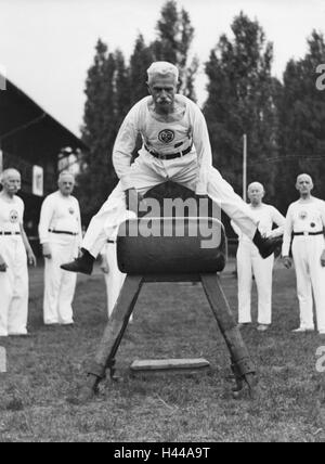 Allemagne, Berlin Neukölln, club de gymnastique, l'âge, premier tournoi de l'escouade, Leapfrog, terrain de sport, Banque D'Images